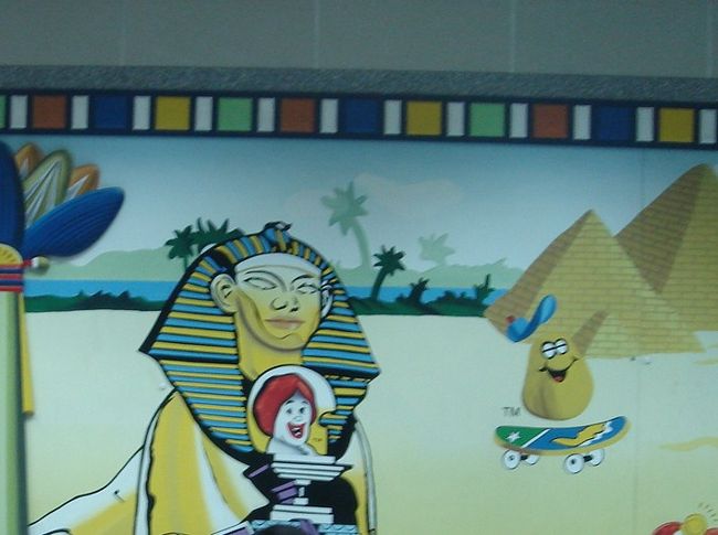 この日は夕方からフリータイム。<br />本当はカルナック神殿の音と光のショーを個人で見に行く予定だったのですが、スークで買い物をして夕食はマックになりました。<br />何かおかしい絵。<br />ここでマックのエジプトタオルを買いました。