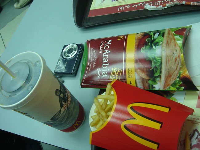 マックアラビア。<br />２種類あって、私が食べたのはチキン。美味しかったけど多いです。<br />カメラが小さく見える。