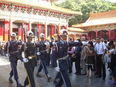 ３日目。今日は台北市内観光です。忠烈祠では衛兵の交代式があります。