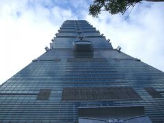 見上げる高さの台北１０１ビル。