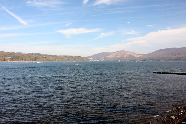 山中湖周辺のとある駐車場から。<br />向かう途中は曇りでしたが、お昼ご飯にほうとうを食べている間に天気がすっかり良くなりました。