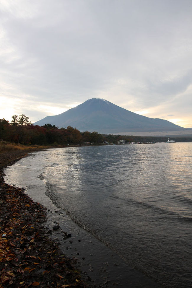 日の沈んだ後の富士山です。<br />場所によってはダイアモンド富士となるようですが、曇り空になってきたのと、ライトアップ直後に夕焼けの渚・紅葉まつりを見たかったため断念。。。