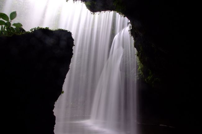 鍋ヶ滝は滝の裏側を通って<br />反対側に行くことも出来ます。<br />滝の裏側見れるって凄いね。<br />滝しぶきで少しぬれますが問題なく裏側へ<br />