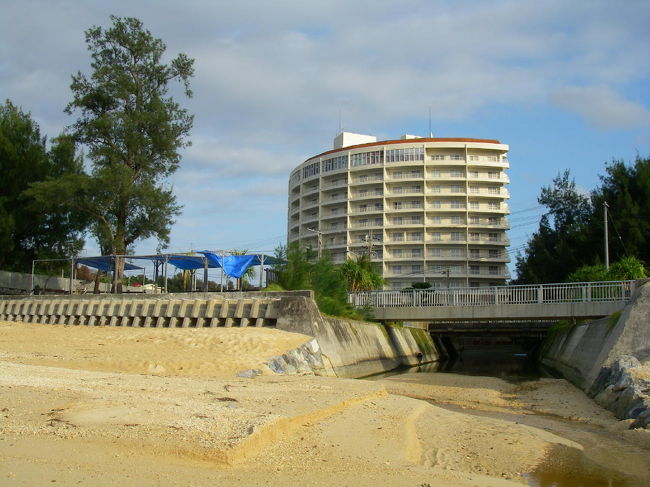 本日のお宿、サンコースト沖縄へ。<br />海岸の目の前にあり絶景。が、今回は２階で海が見えなかった…。<br />まあ、１泊２食で５千円ちょっとと格安だったので文句はいえません。