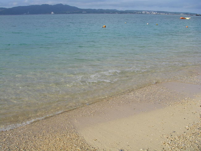 沖縄の海ぃ〜という感じ！<br />ホントに綺麗ですね。