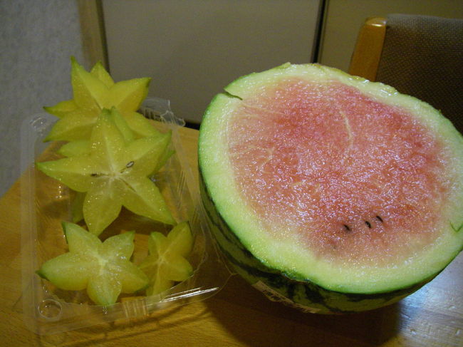 野菜直売所で買った、スターフルーツとスイカ。<br />スターフルーツは渋くて食べられませんでした…。見た目は可愛いのに。