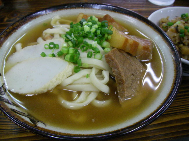 沖縄そばと炊き込みご飯のジューシーをいただきました。<br />味は…、普通かな。