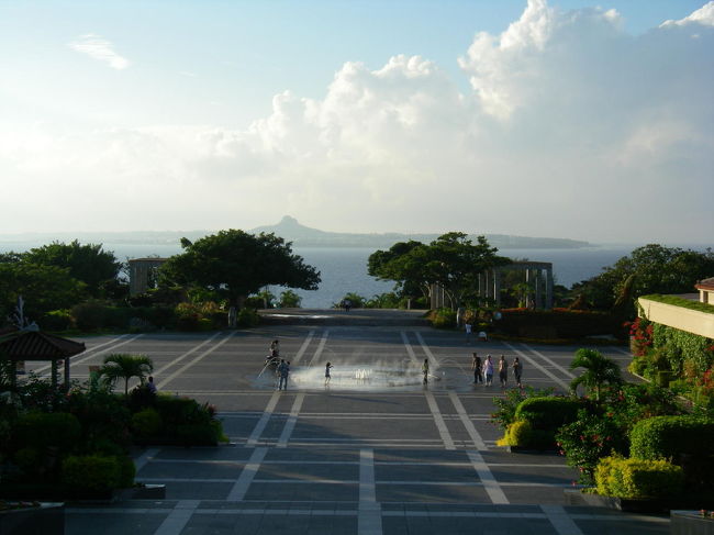 先ほどと同じ伊江島を望む噴水の景色ですが、晴れると大違い。