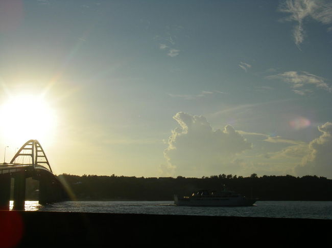 西日の瀬底大橋と瀬底島。ステキな写真。