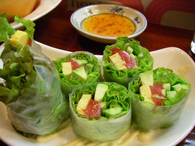 夕食は那覇・奥武山公園近くの居酒屋「飛龍」に行きました。大好きなマグロとアボカドの生春巻き。