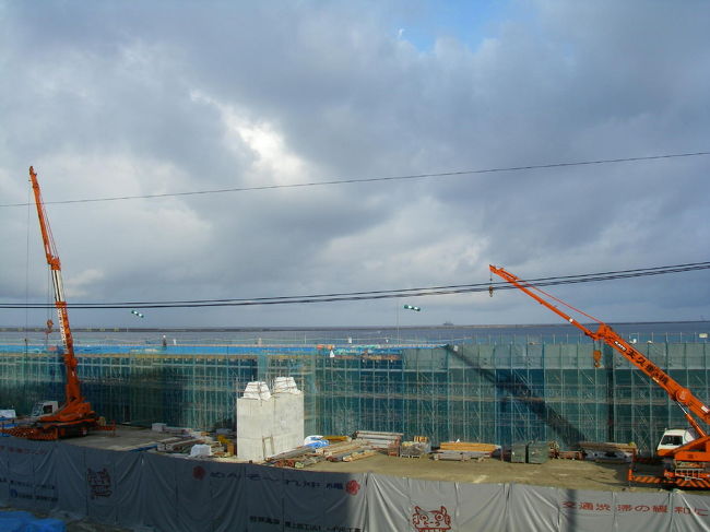 お宿の那覇ビーチサイドホテルは、那覇市内のビジネスホテルでは珍しいオーシャンビュー。<br />で、オーシャンビューの部屋（３階）だったのに、工事でほとんど海が見えない…。