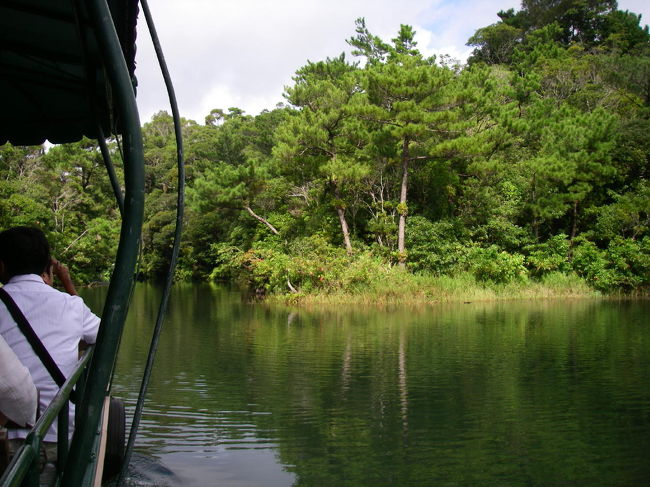 園内のダム湖を秘境感覚で進みます。