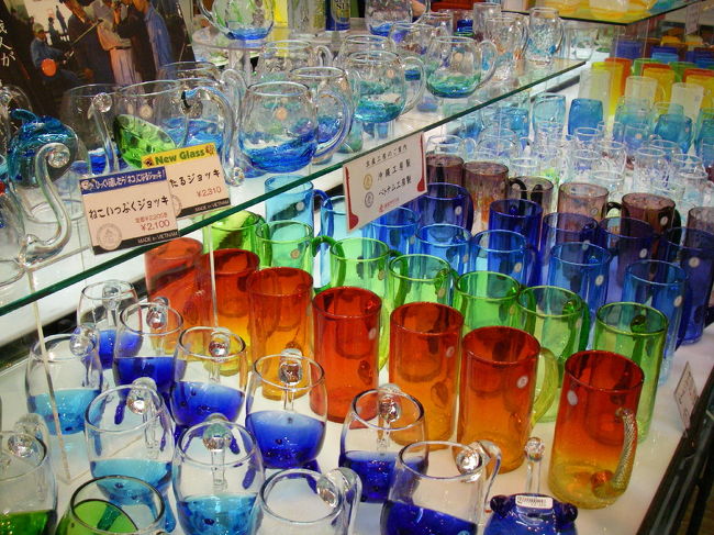 綺麗なガラスがたくさん。<br />今回はお酒好きなお友達に合わせて、泡盛とおちょこのセットにしました。