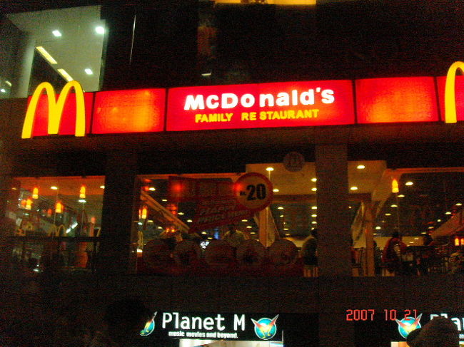 バラナシからデリーまで移動の際、途中で立ち寄ったのが、ココ、アラハバードでした。<br /><br />夜着いて、翌朝には出発だったので、特に何も見てはいないのですが、唯一行ったのが、マック。<br />これまたネパールにないので、見つけた瞬間はしゃいでしまいました（笑）