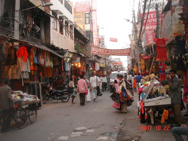 弟5日目。<br />アラハバードからデリーへ出発。<br />着いたのは午後遅く。<br /><br />ホテルに、荷物を置き、パハルガンジの辺りをぶらぶら。可愛いお土産屋さんが沢山ありました。