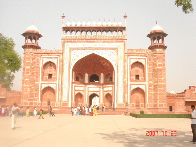 ホテルへ荷物へ行き、<br />憧れのタージ・マハルへすぐに直行。<br />タージ・マハルの門ががっちりと出迎えてくれました。