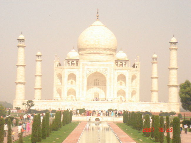 白亜のタージマハル。<br />さすがにでかい。<br />感動のご対面。