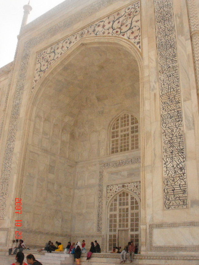 遠くから見ると真っ白で、日の光の中に溶けていきそうなタージ・マハルですが、近くで見るとこんな感じです。<br /><br />大理石が本当に見事です。