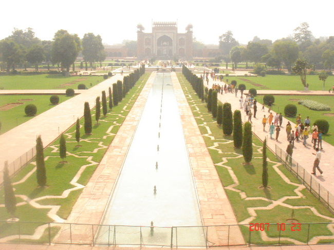 タージ・マハルから見た、門側です。<br />門を入ってタージ・マハルまでは結構長く、敷地もとても広々としていました。