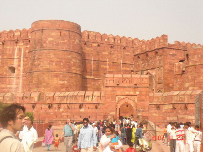 タージ･マハルを見た後は、アーグラーのもう一つの見所である、アーグラー城へ。<br />こちらも世界遺産です。