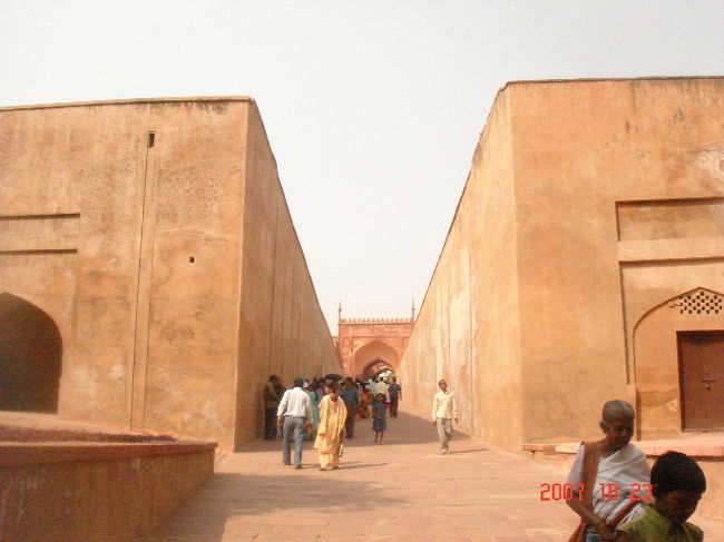 こちらもタージ・マハルに負けず劣らず、存在感大。<br />沢山の人で賑わっていました。<br />要塞のようなつくりのお城です。<br />