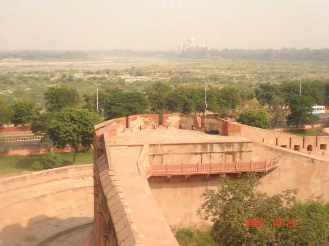 アーグラー城にて。<br />向こうの方に、タージ・マハルが見えています。<br />本当に白くて、溶けてしまいそうでした。