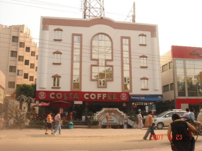 アーグラーの2大見所を見た後は、カフェで休憩。<br />コスタ発見。<br />私コスタが大好きで、イギリスではしょっちゅう行っていたせいもあって、見つけた時は本当に感動してしまいました（笑）<br />