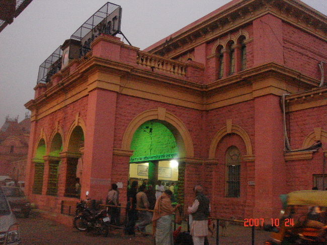 弟7日目。早朝4時。<br />アーグラーに1泊した後、今度はジャイプルへ向かいます。<br />列車の時刻が朝早かった為、暗いうちに駅へ向けて出発。<br />ところが、この時間タクシーもリキシャーも何も動いていなく大変な事になりました。<br />遅れるーと思い、やっと眠そうにボーっとしているサイクル・リキシャーのおじさんを見つけ、頼み込んで駅まで行ってもらう事に。<br />ギリギリセーフで駅についてみると、何と列車が遅れていて（結局4時間遅れくらいで出発）なんのこっちゃい。<br /><br />写真はアーグラーのもう一つの駅。<br />ピンクの外観がとても可愛らしいです。