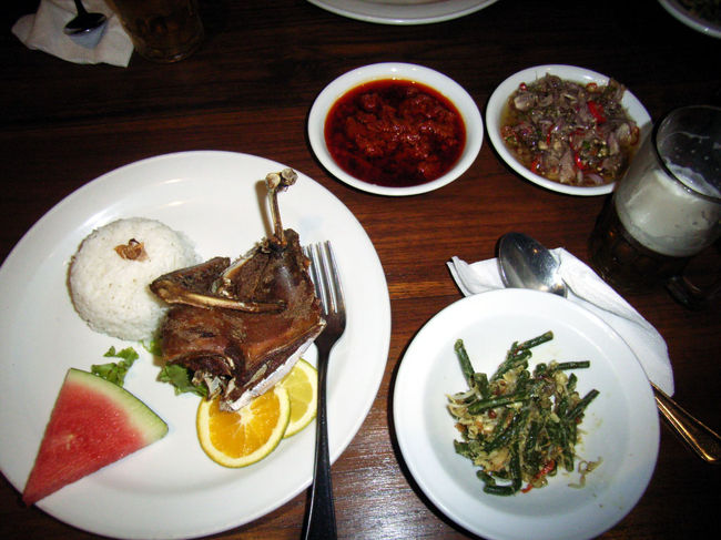 量はもう少し多い方が良いかなと思ったが、なかなかの美味。一緒に出てきた辛い野菜やたれのようなものも、皆辛い辛いといいながら全部食べてしまった。