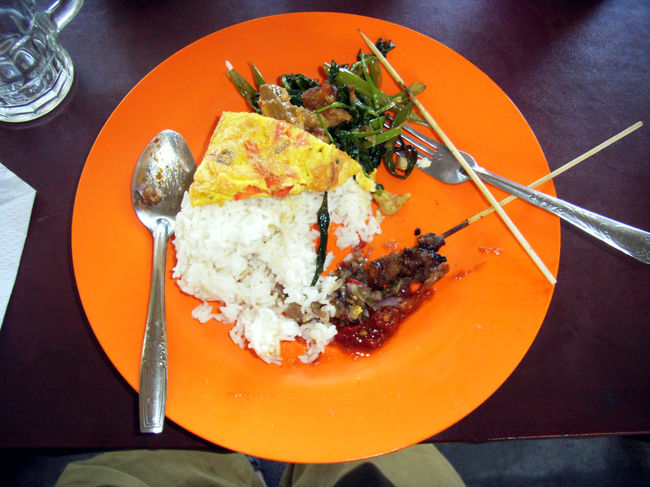 昼食は、旨いと本に書いてあったワルンを探していく。掘っ立て小屋にテーブル2つの店だったが、制服のおじさんが10人分以上の昼食をテークアウトしていた。料理はナシチャンプルのみのようだが、さすが旨い。これで200円くらいだが、ここも量が少ない。