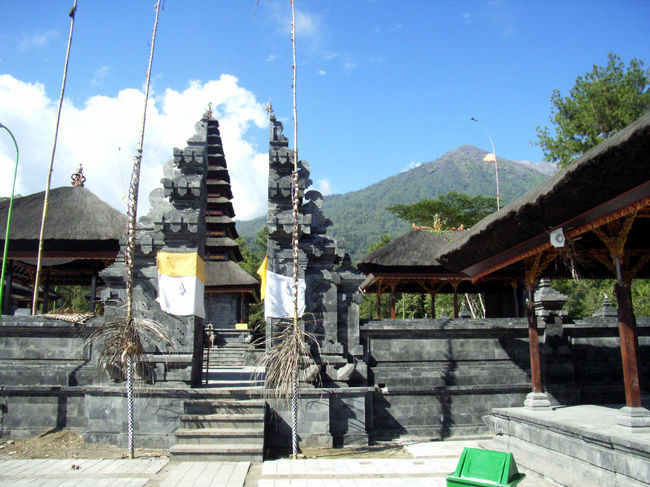 ガイドは20分遅れてホテルに迎えに来た。そこから1時間半でアグン山の登山口。てっきりプサキ寺院から登ると思っていたが、着いたところは小さな寺があるだけ。ガイドに訊くと、プサキ寺院より1時間ほど登ったところだとのこと。