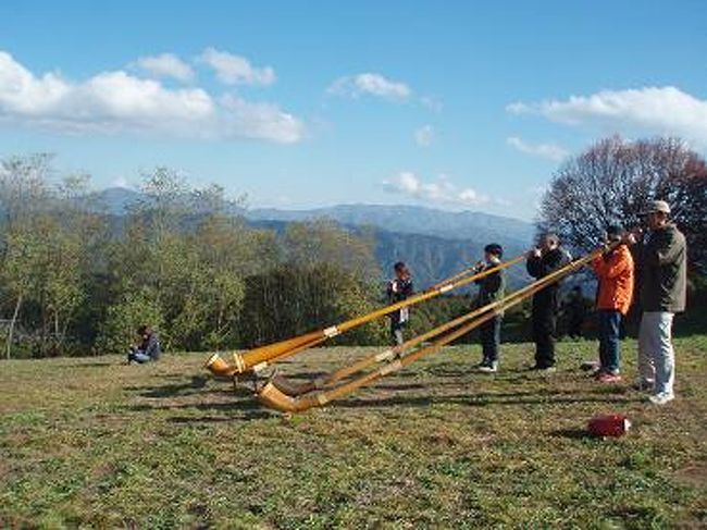 ふと、ホルンを持って来た人達が現れました！！<br />