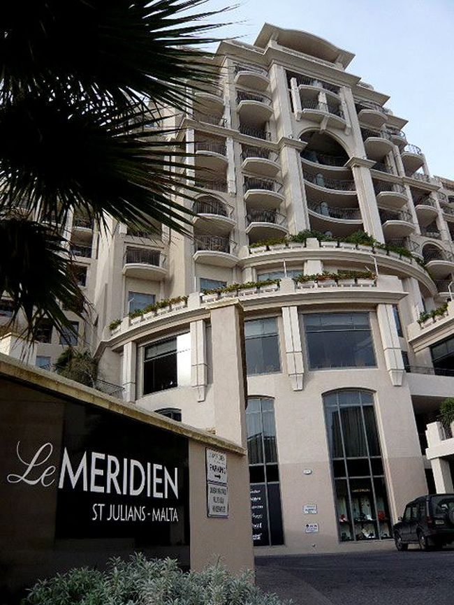 ←◆『サンジュリアンのホテル♪』<br /><br />ホテル前からバレッタ行きのバスに<br /><br />乗る前に近くの教会へ行ってみよう<br /><br /><br /><br />