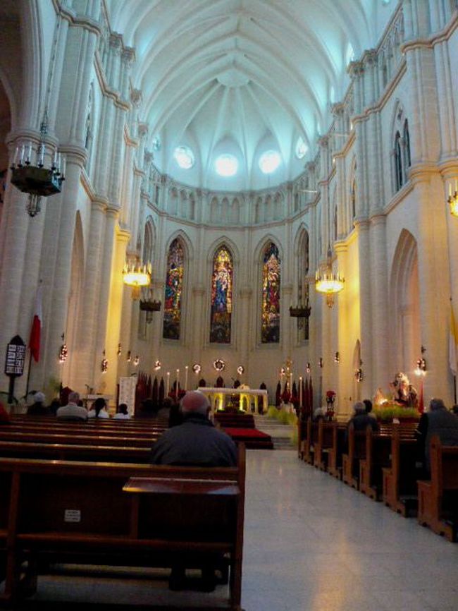 ←◆『サンジュリアンの教会♪』<br /><br />教会の中は白くてとても広かった