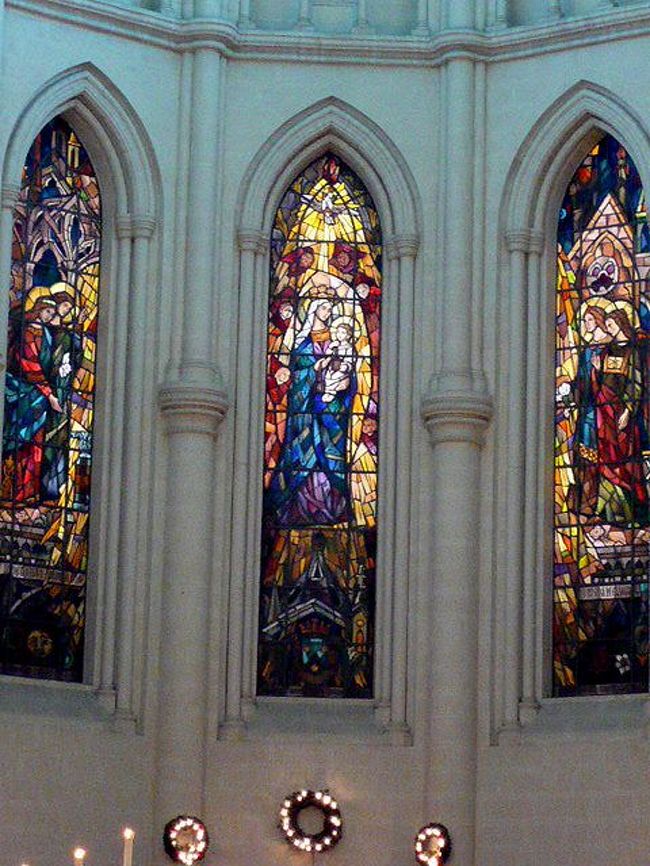 ←◆『サンジュリアンの教会♪』<br /><br />メイン祭壇裏手のステンドグラス