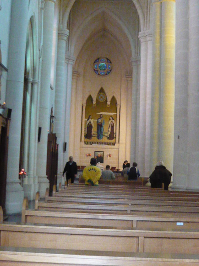 ←◆『サンジュリアンの教会♪』<br /><br />教会を出て、バスに乗ったとたんに<br /><br />予約表を忘れてきた事に気がついた