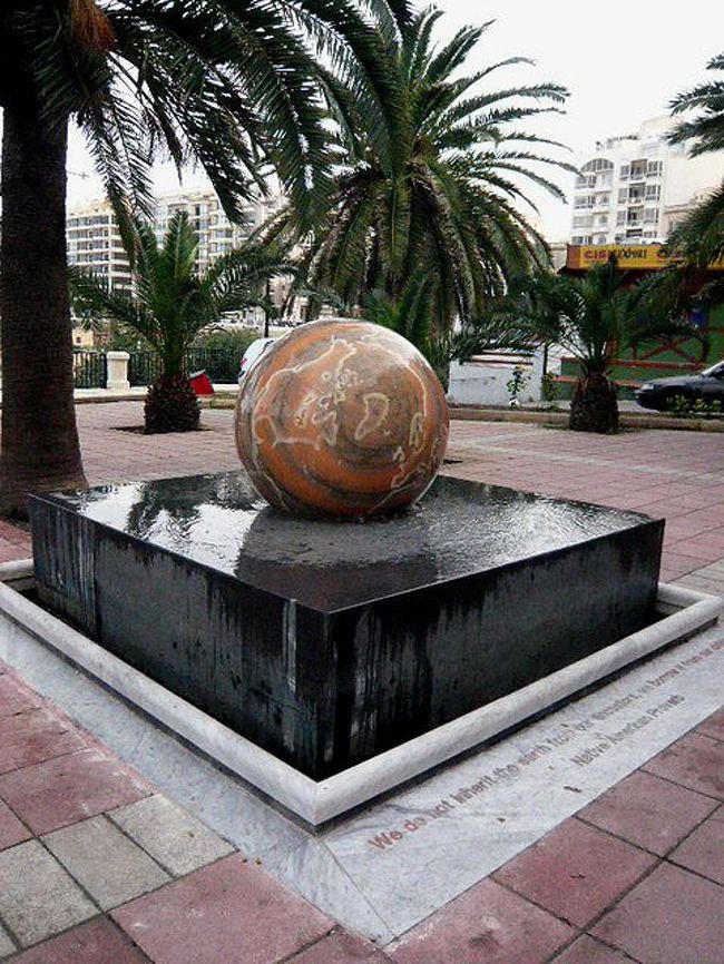 ←◆『サンジュリアンの教会♪』<br /><br />次の停留所で降るとこんなオブジェ<br /><br />これは水でクルクル廻ってましたよ