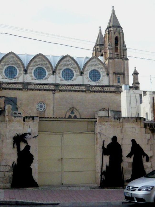 ←◆『サンジュリアンの教会♪』<br /><br />今バスで登った坂道を降りながら<br /><br />さっきの教会横を通ってホテルへ<br /><br />