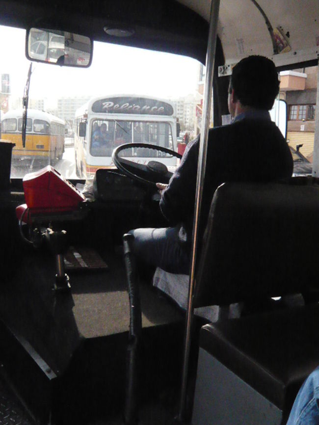 ←◆『マルタバスの車中♪』<br /><br />部屋に戻りハイポジウム予約の<br />コピーを鞄に入れバスに乗った<br /><br />ふぅ〜すぐ気づいて良かった〜<br />現地で気づいたら間に合ないよ<br />