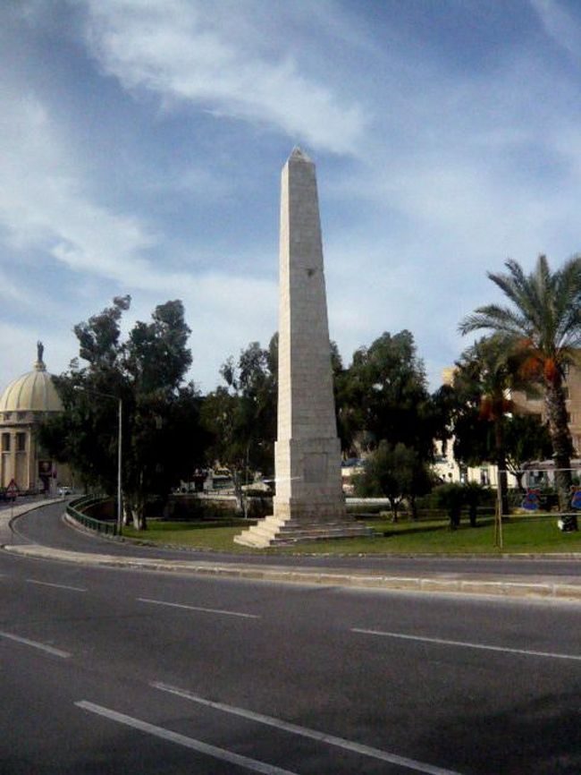 ←◆『バスからの景色♪』<br /><br />ここにも何か記念碑かな？