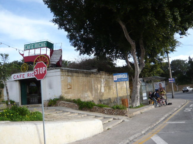 ←◆『ビットリオーザのバス停♪』<br /><br />このカフェの赤い馬車が目印ですネ