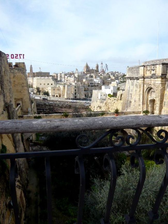 ←◆『ビットリオーザの街♪』<br /><br />ビットリオーザ城壁の下の部分は<br /><br />緑が伸び伸びと生い茂ってました