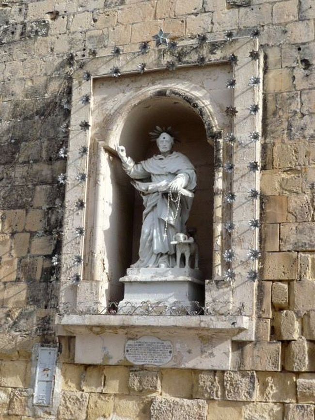 ←◆『ビットリオーザの街♪』<br /><br />この像の周囲は照明でしょうネ<br /><br />夜のライトアップも良いかも？