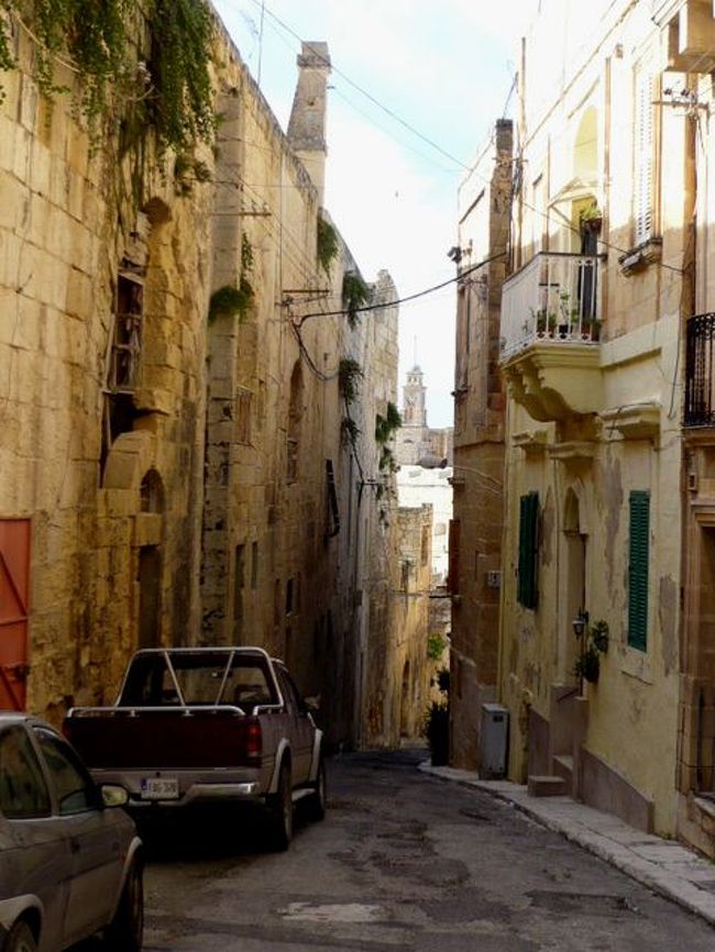 ←◆『ビットリオーザの街♪』<br /><br />人は少なく、路地はこんな感じ