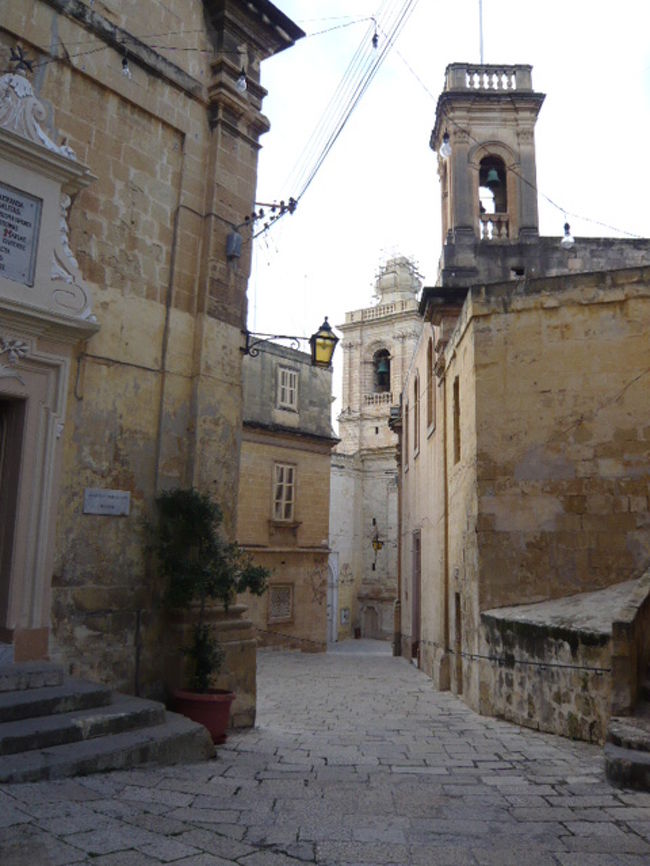 ←◆『ビットリオーザの街♪』<br /><br />地図によると聖ローレンス教会<br />へ行くには、この道を下るハズ