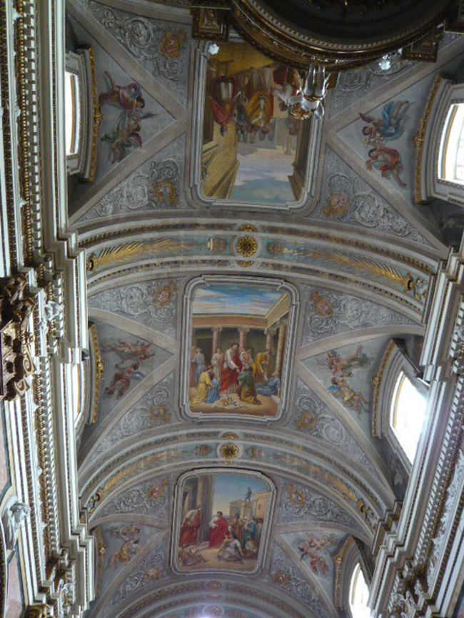 ←◆『聖ローレンス教会♪』<br /><br />天井画もとても美しかったですよ<br /><br />色々な聖書の場面が描かれてます<br /><br />