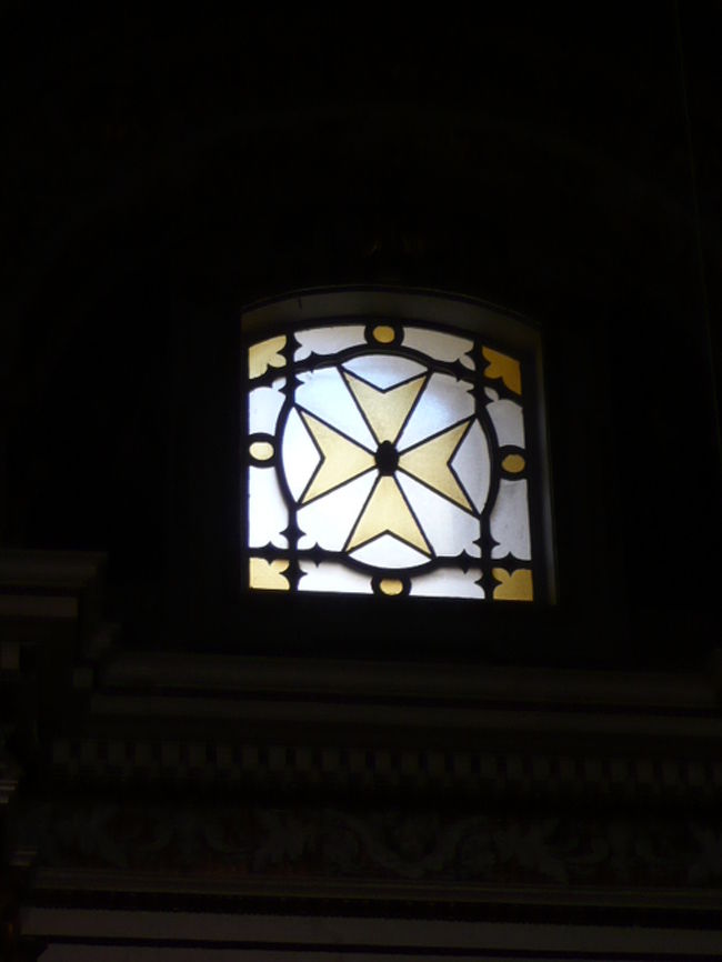 ←◆『聖ローレンス教会♪』<br /><br />こんな処にマルタ十字のガラスが