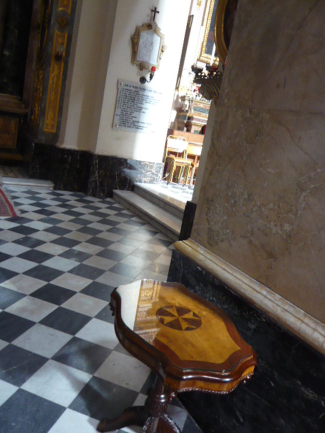 ←◆『聖ローレンス教会♪』<br /><br />こんなミニテーブルの上にも<br /><br />マルタの十字架が描かれてた