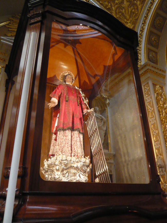 ←◆『聖ローレンスの像♪』<br /><br />近くから写真を撮っていたら・・<br />教会の人が現れニコニコしながら<br />「これは聖ローレンツだよ」と♪<br /><br />なるほど〜イエス様ぢゃなかった<br /><br />