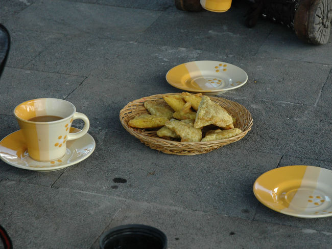 登山口の四阿で3時のおやつ。甘いコーヒーとサツマイモをつぶして餃子の皮で包んであげたようなお菓子、結構うまかった。